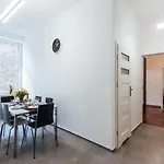 Apartment With Balcony - 21 Filipa Street