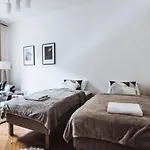 Apartment With Balcony - 21 Filipa Street