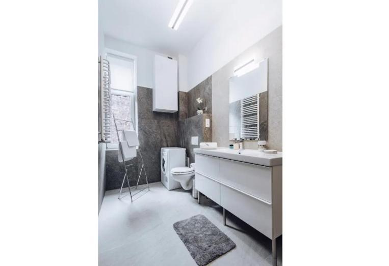 With Balcony - 21 Filipa Street *